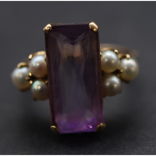 687 - An 18ct gold ladies' rectangular shaped ring set with amethyst flanked by 6 small pearls, Size M, 6.... 