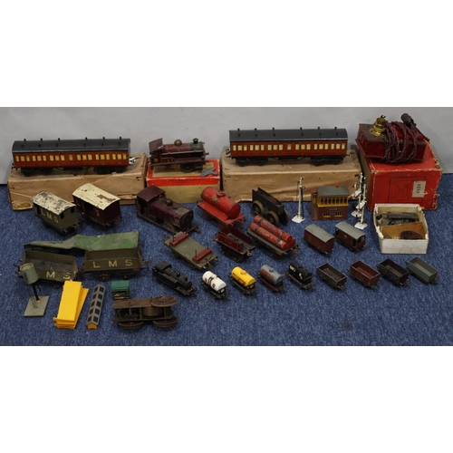 811 - A Hornby clockwork O-gauge engine, 2 O-gauge clockwork movements, various Hornby O-gauge trucks, 2 e... 