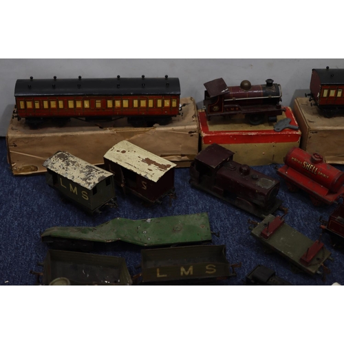 811 - A Hornby clockwork O-gauge engine, 2 O-gauge clockwork movements, various Hornby O-gauge trucks, 2 e... 