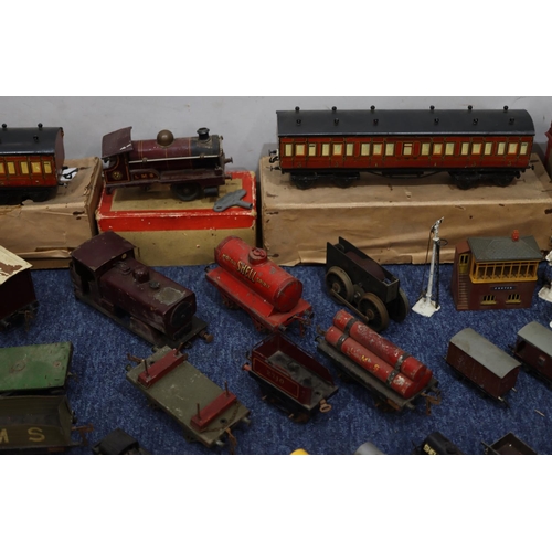 811 - A Hornby clockwork O-gauge engine, 2 O-gauge clockwork movements, various Hornby O-gauge trucks, 2 e... 