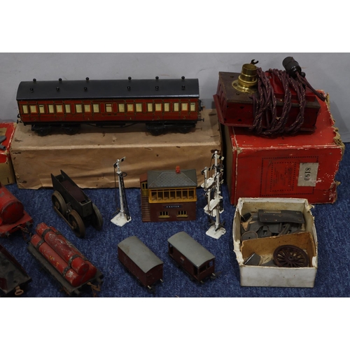 811 - A Hornby clockwork O-gauge engine, 2 O-gauge clockwork movements, various Hornby O-gauge trucks, 2 e... 