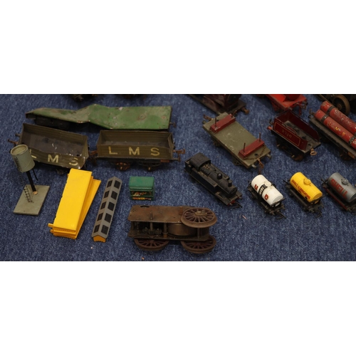 811 - A Hornby clockwork O-gauge engine, 2 O-gauge clockwork movements, various Hornby O-gauge trucks, 2 e... 