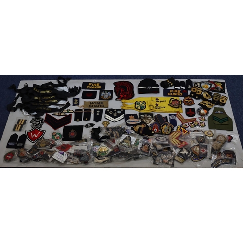 851 - A large quantity of various Army, RAF and other badges