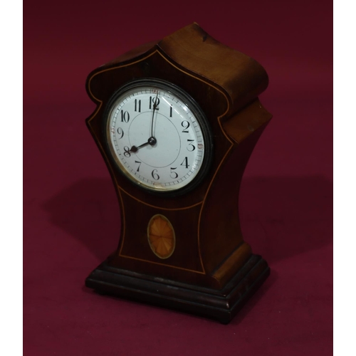 917 - An Edwardian mahogany timepiece with scallop shaped top and inlaid shell motif and stringing, white ... 