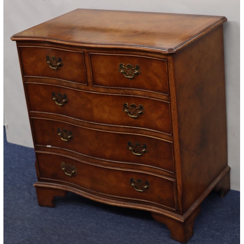 939 - A good quality reproduction walnut Serpentine fronted chest of drawers with 2 short and 3 long drawe... 