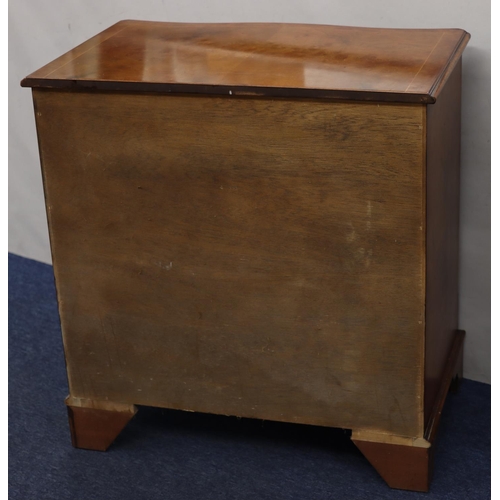 939 - A good quality reproduction walnut Serpentine fronted chest of drawers with 2 short and 3 long drawe... 