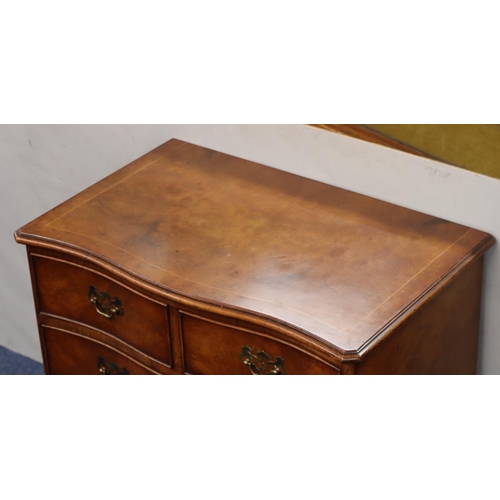 939 - A good quality reproduction walnut Serpentine fronted chest of drawers with 2 short and 3 long drawe... 