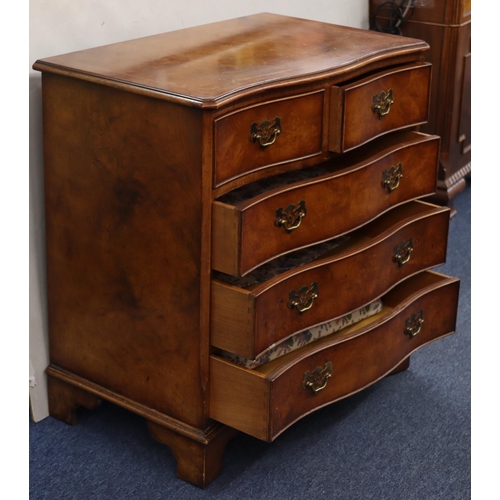 939 - A good quality reproduction walnut Serpentine fronted chest of drawers with 2 short and 3 long drawe... 