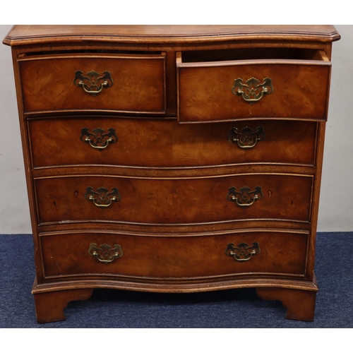 939 - A good quality reproduction walnut Serpentine fronted chest of drawers with 2 short and 3 long drawe... 