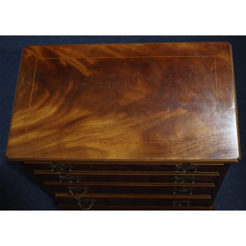 945 - A reproduction mahogany small straight front chest of drawers, brush slide above 4 long graduated dr... 