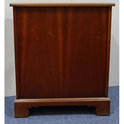 945 - A reproduction mahogany small straight front chest of drawers, brush slide above 4 long graduated dr... 