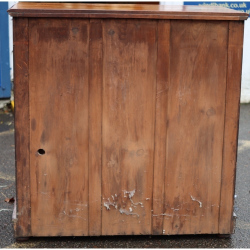 1001 - A Victorian mahogany straight front chest of drawers with 2 short and 3 long graduated drawers with ... 