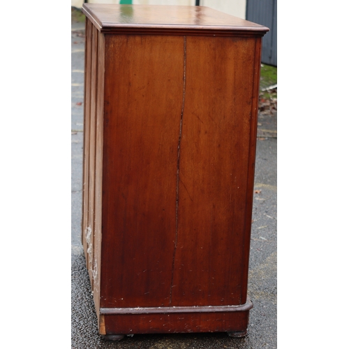 1001 - A Victorian mahogany straight front chest of drawers with 2 short and 3 long graduated drawers with ... 