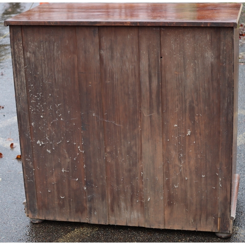 1002 - A 19th Century mahogany straight front chest of drawers with 2 short and 3 long graduated drawers, w... 