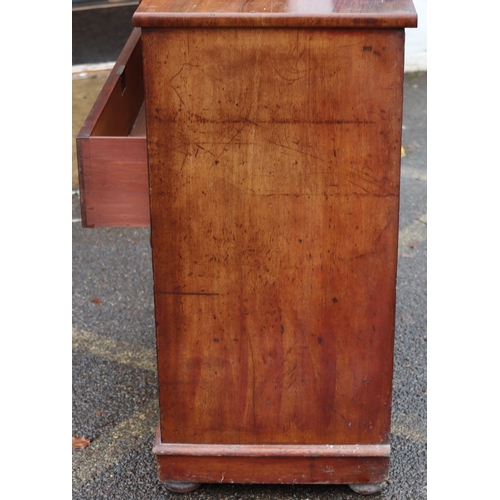 1002 - A 19th Century mahogany straight front chest of drawers with 2 short and 3 long graduated drawers, w... 