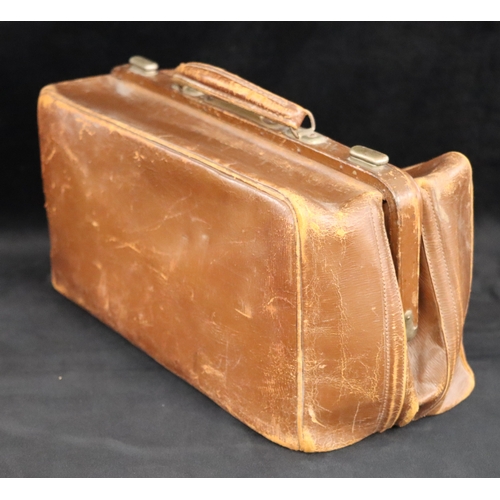 1022 - A brown leather Gladstone bag, 43cm wide, 20.5cm deep, 29cm high overall.