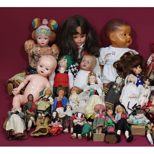 1029 - A large quantity of dolls, including straw dolls, 1 Bella with battery compartment and various dolls... 