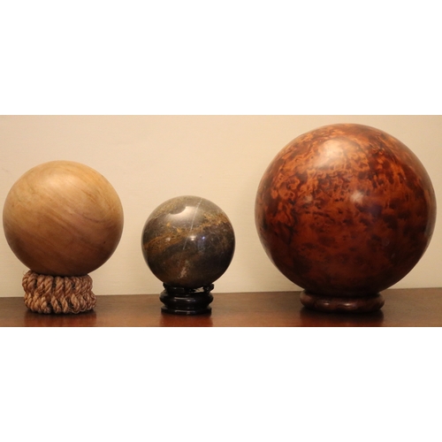 1046 - 3 globe ornaments, 2 in wood and 1 onyx. (3)