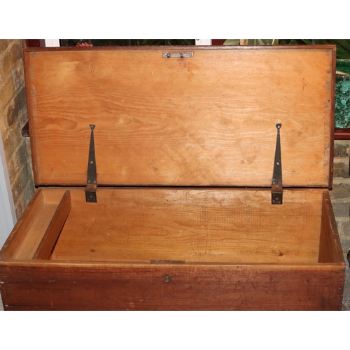 1051 - A wooden trunk with metal pull handles and lock (no key), hinged lid, 93cm wide, 43cm deep, 39cm hig... 