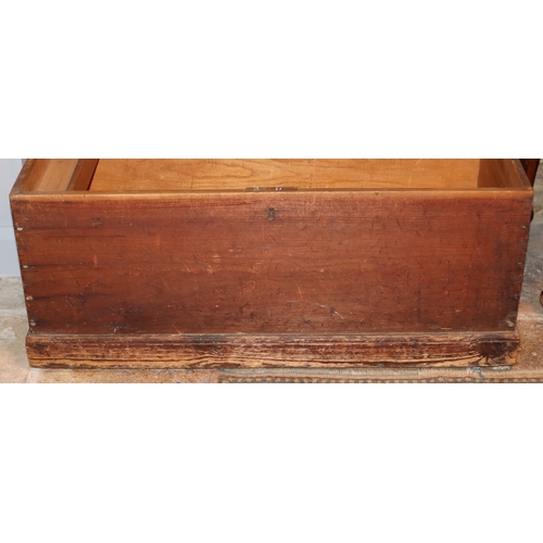 1051 - A wooden trunk with metal pull handles and lock (no key), hinged lid, 93cm wide, 43cm deep, 39cm hig... 