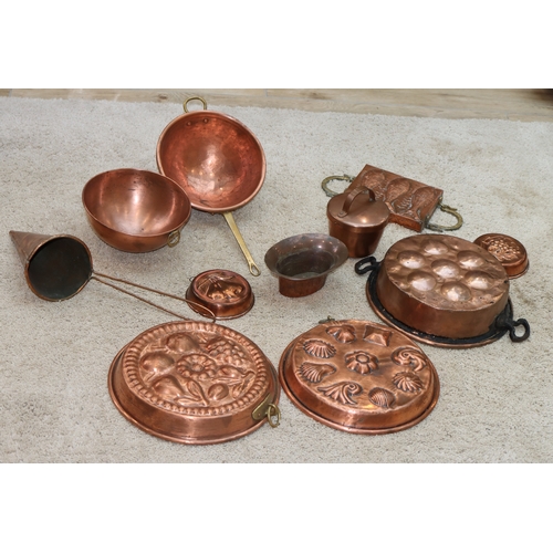 1063 - A quantity of various copper and moulded copper pans. (11)