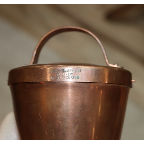 1063 - A quantity of various copper and moulded copper pans. (11)