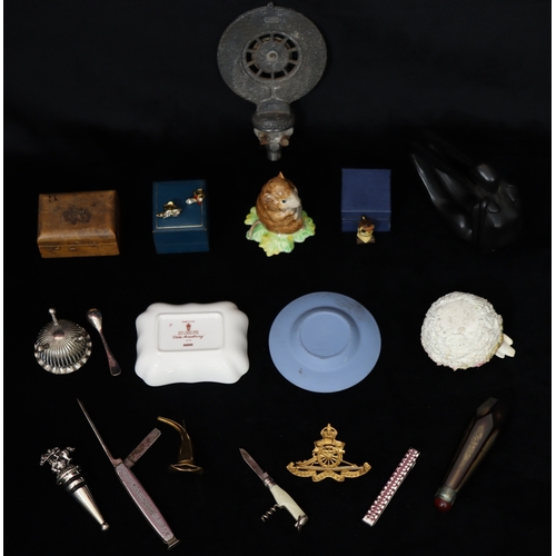 1082 - An RAC car badge, an  Oriental snuff bottle and a quantity of various ornaments, pen knives etc.