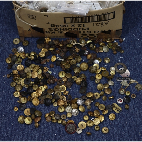 1083 - A large quantity of various military and other buttons