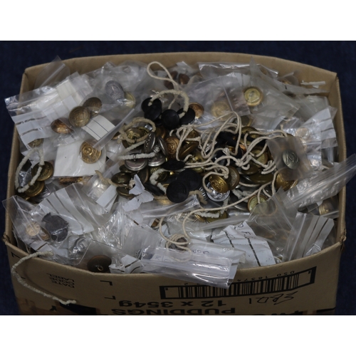 1083 - A large quantity of various military and other buttons