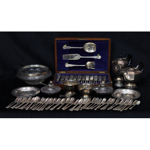 1093 - A quantity of various silver plated items including a boxed 12-setting fish service