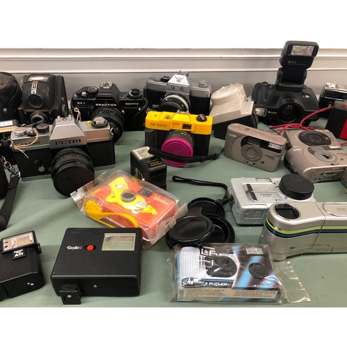 1124 - A quantity of cameras, Bart Simpson Outdoor Underwater Single-use camera (unopened), Petri FT EE, Pe... 