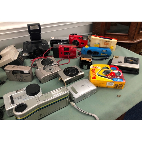 1124 - A quantity of cameras, Bart Simpson Outdoor Underwater Single-use camera (unopened), Petri FT EE, Pe... 