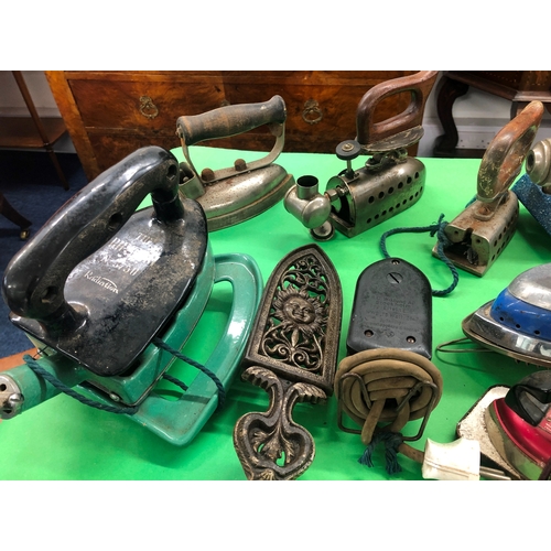 1129 - A quantity of various vintage travel and other irons