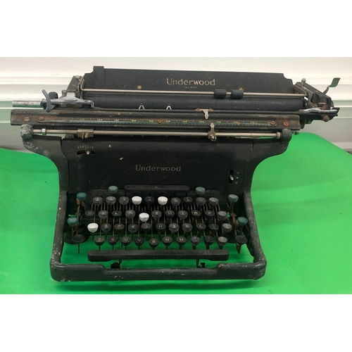 1135 - An Underwood vintage typewriter.