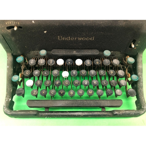 1135 - An Underwood vintage typewriter.