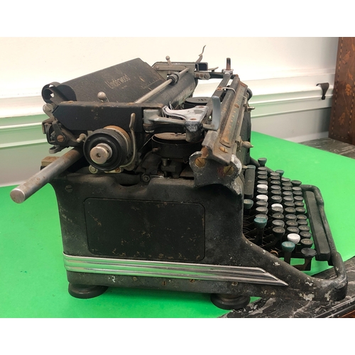 1135 - An Underwood vintage typewriter.