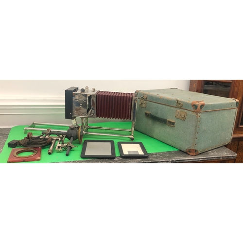 1137 - McIntosh Stereopticon Co. Chicago magic lantern projector on rails, cased.