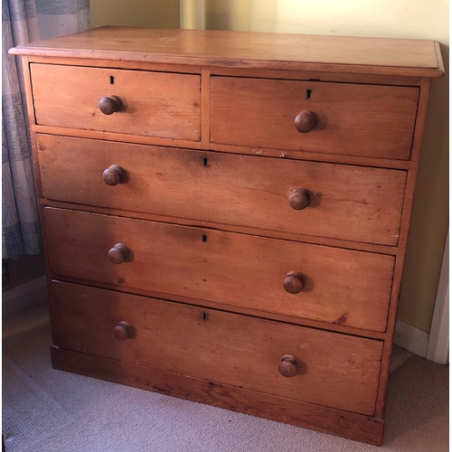 1150 - A pine chest of drawers, 2 small and 3 large drawers, brass lock fittings (no key), wood knob handle... 