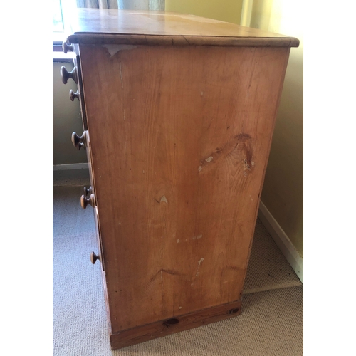 1150 - A pine chest of drawers, 2 small and 3 large drawers, brass lock fittings (no key), wood knob handle... 