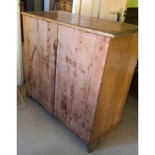 1150 - A pine chest of drawers, 2 small and 3 large drawers, brass lock fittings (no key), wood knob handle... 