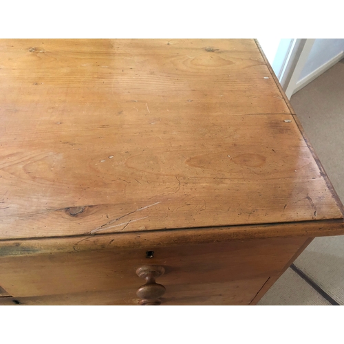 1150 - A pine chest of drawers, 2 small and 3 large drawers, brass lock fittings (no key), wood knob handle... 