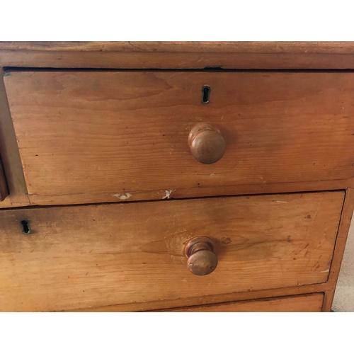 1150 - A pine chest of drawers, 2 small and 3 large drawers, brass lock fittings (no key), wood knob handle... 