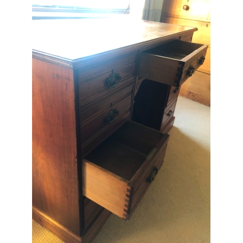 1152 - A walnut knee hole desk, central drawer flanked by 4 drawers either side, brass pull handles, 103.3c... 