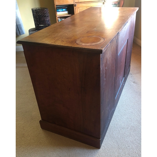 1152 - A walnut knee hole desk, central drawer flanked by 4 drawers either side, brass pull handles, 103.3c... 