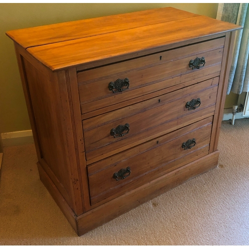 1155 - A straight front chest of drawers, 3 graduated drawers, brass pull handles and lock (no key), 89cm w... 