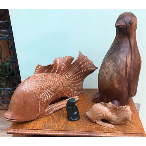 1175 - A wooden figure of a penguin, 36cm high, 1 large and 1 small wooden fish, 1 small black cat figure. ... 