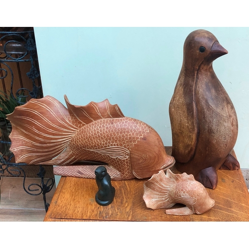 1175 - A wooden figure of a penguin, 36cm high, 1 large and 1 small wooden fish, 1 small black cat figure. ... 