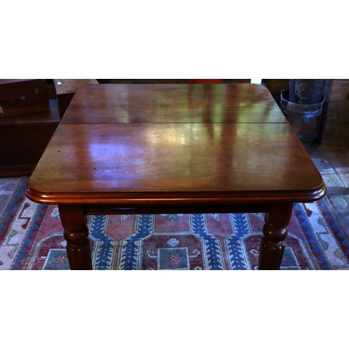 1275 - A Victorian mahogany dining table with 1 extra leaf, on turned legs and wheels, 108cm wide, 106cm de... 