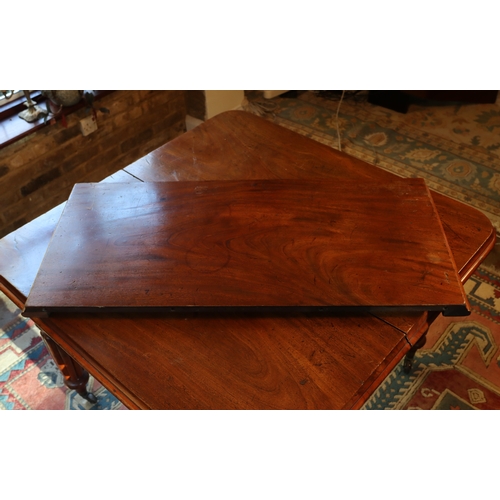 1275 - A Victorian mahogany dining table with 1 extra leaf, on turned legs and wheels, 108cm wide, 106cm de... 