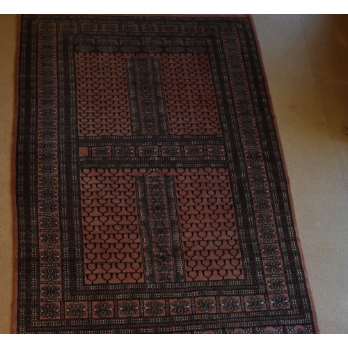 1283 - A rug on red and grey ground with tassels, 181 x 128cm